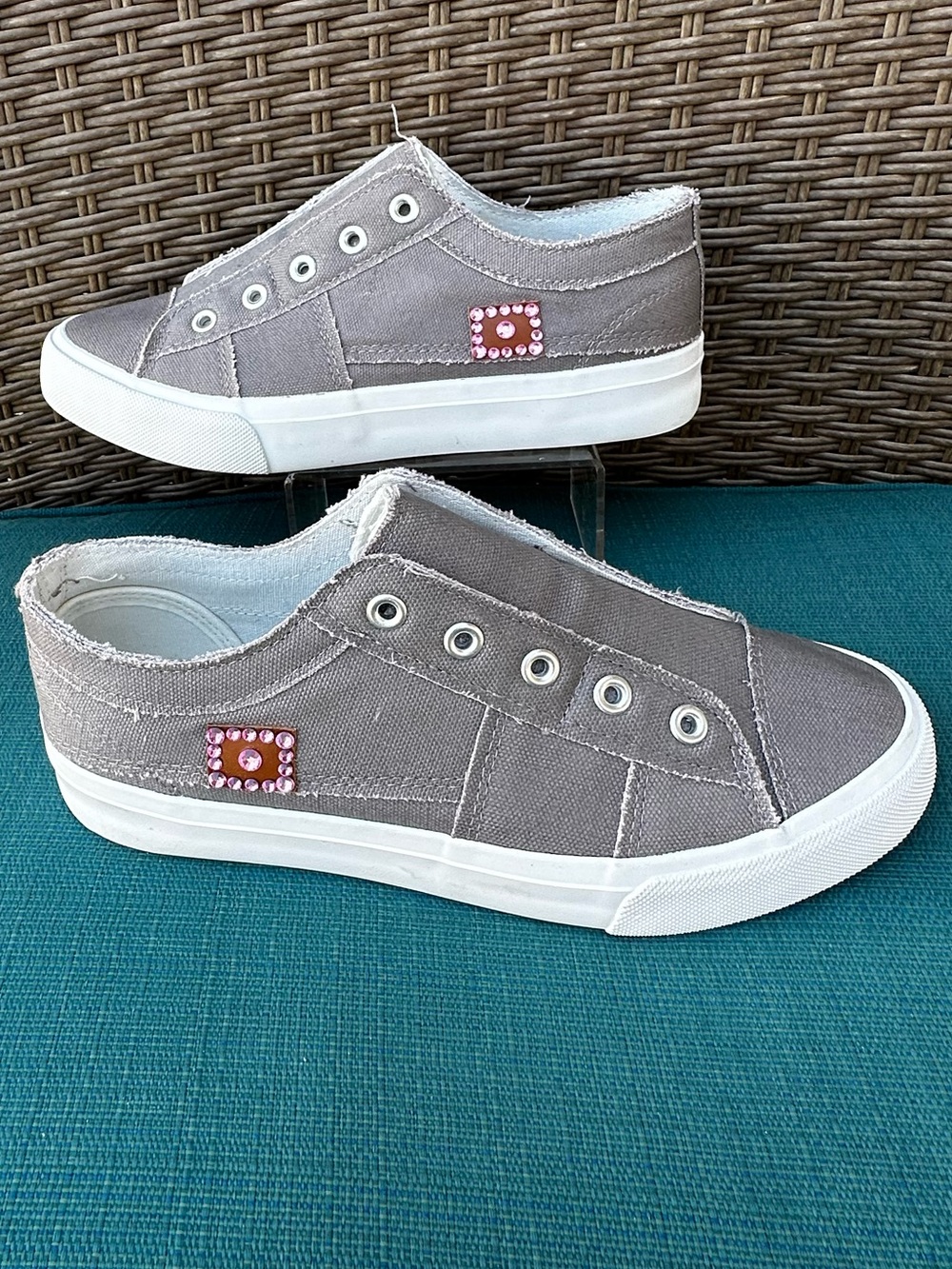 Women’s Casual Slip-On Canvas Flats in Gray with pink rhinestones size 6 1/2–7